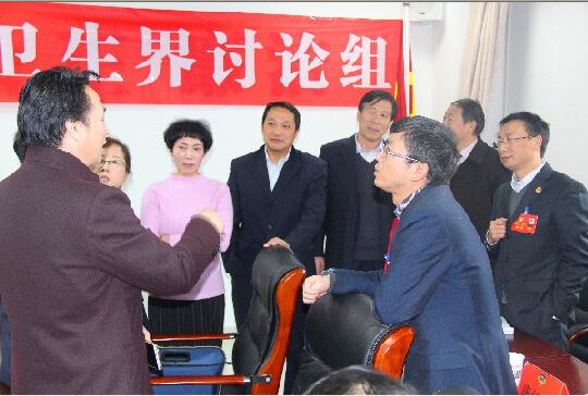 2月5日下午，市政協(xié)四屆一次會議科技、體育、醫(yī)療衛(wèi)生界委員在小組討論休息時間，還在熱烈討論提案修改的幾個細節(jié)問題。