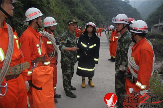 夜幕降臨，參與救援的武警戰(zhàn)士仍在接受任務(wù)。