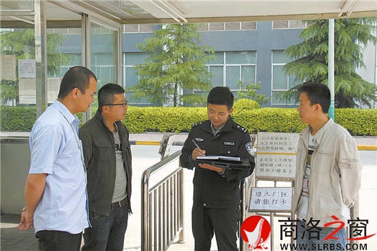 商丹工業園區內企業眾多，外來人口密集，張葛亮不定期便會深入園區企業走訪調查，以便及時發現、化解矛盾糾紛。