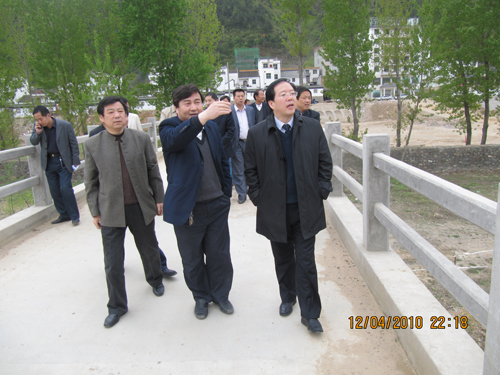 縣長(zhǎng)陸邦柱深入金絲峽旅游產(chǎn)業(yè)示范區(qū)項(xiàng)目建設(shè)工地研究解決園區(qū)建設(shè)問題.jpg