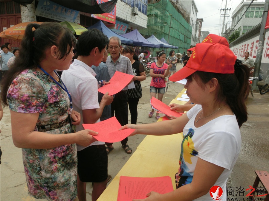 丹鳳縣商鎮中心小學開展關愛留守兒童宣傳活動