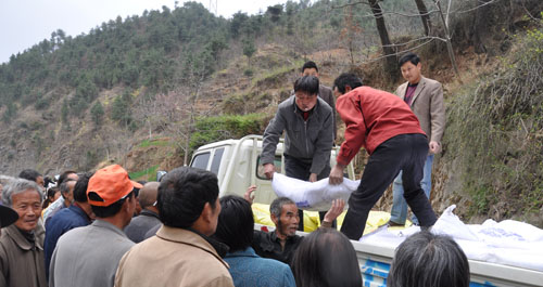 丹鳳縣人社局全體黨員為商鎮(zhèn)孫家港村貧困戶送溫暖