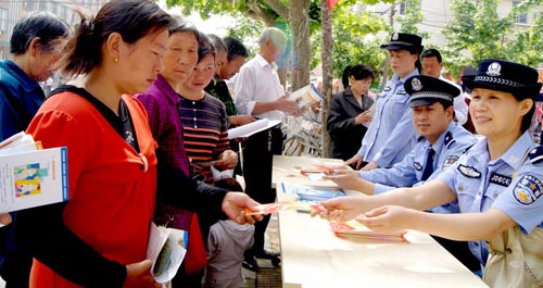 丹鳳公安局組織民警進(jìn)行預(yù)防電信詐騙宣傳