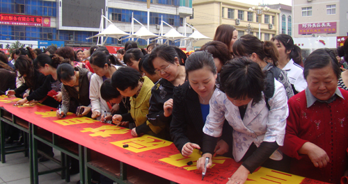 鎮安婦女在創建省級園林縣城橫幅上簽名