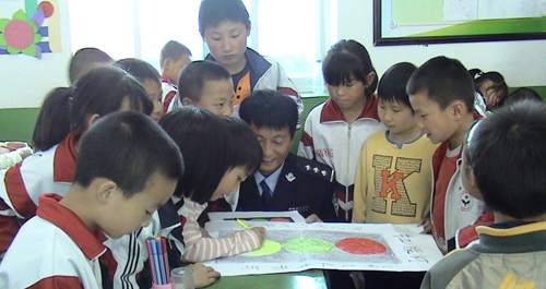 民警與學(xué)生共同繪畫紅綠燈