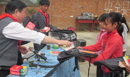 丹鳳慈善協(xié)會(huì)向桃花鋪小學(xué)兒童獻(xiàn)愛心