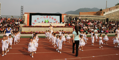 商南幼兒園慶“六一” 兒童體操比賽