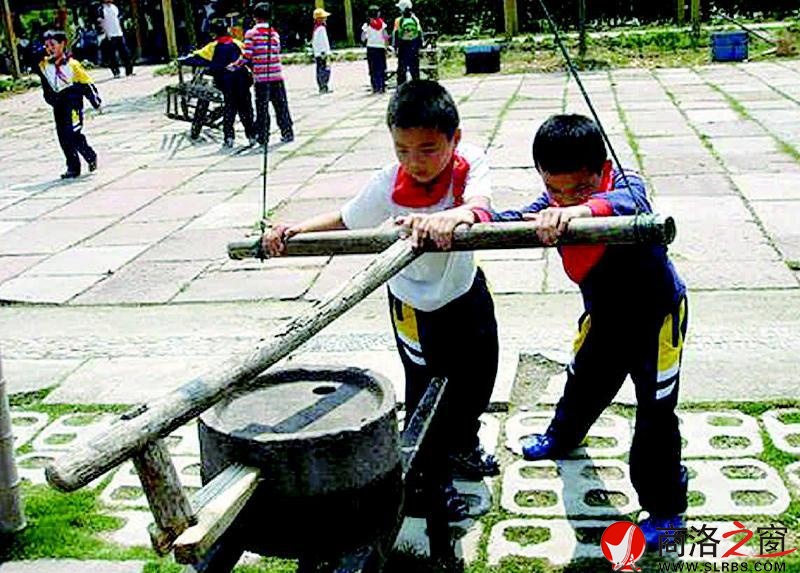 在城市的街區，石磨成了景觀。